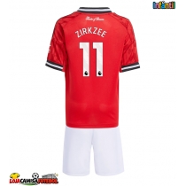 Camisa de Futebol Manchester United Joshua Zirkzee #11 Equipamento Principal Infantil 2025-26 Manga Curta (+ Calças curtas)